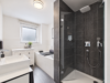 Exklusive 4-Zimmer-Gartenwohnung mit großem Privatgarten und attraktivem Souterrain - Modernes Badezimmer mit Badewanne und großzügiger Dusche (EG)