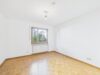 Helle 2-Zimmer-Wohnung mit Balkonen und Einbauküche in Trudering - Helles Schlafzimmer mit Parkettboden und Blick ins Grüne