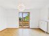 Helle 2-Zimmer-Wohnung mit Balkonen und Einbauküche in Trudering - Lichtdurchfluteter Wohnbereich mit Parkettboden und Balkonzugang