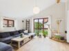 Ein Zuhause, das begeistert – Modernisierte Dachgeschosswohnung mit Garten & privatem Pool - Wohnzimmer