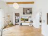 Ein Zuhause, das begeistert – Modernisierte Dachgeschosswohnung mit Garten & privatem Pool - Wohnzimmer
