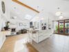 Ein Zuhause, das begeistert – Modernisierte Dachgeschosswohnung mit Garten & privatem Pool - Küche
