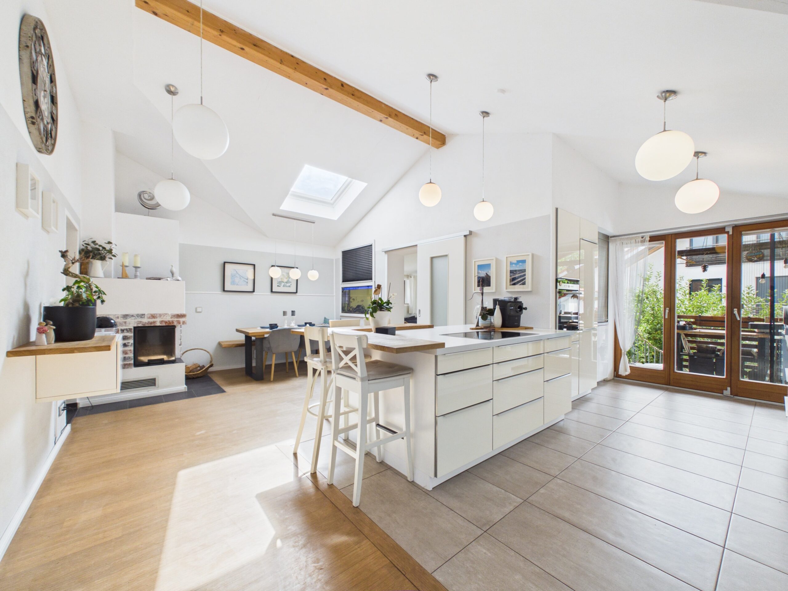 Ein Zuhause, das begeistert – Modernisierte Dachgeschosswohnung mit Garten & privatem Pool, 85567 Grafing, Dachgeschosswohnung