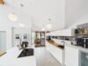 Ein Zuhause, das begeistert – Modernisierte Dachgeschosswohnung mit Garten & privatem Pool - Küche