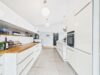 Ein Zuhause, das begeistert – Modernisierte Dachgeschosswohnung mit Garten & privatem Pool - Küche