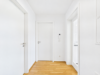 Neuwertige 2-Zimmer-Wohnung mit großzügigem Südbalkon - Heller, einladender Eingangsbereich mit Glastür (Virtuell geräumt)