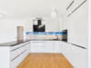 Neuwertige 2-Zimmer-Wohnung mit großzügigem Südbalkon - Moderne Einbauküche mit klarer Linienführung (Virtuell geräumt)