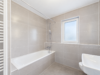 Neuwertige 2-Zimmer-Wohnung mit großzügigem Südbalkon - Tageslichtbad mit Badewanne in zeitlosen Naturtönen (Virtuell geräumt)