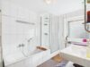Großzügige 4-Zimmer-Wohnung mit Balkon und privatem Gartenanteil - Badezimmer