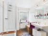 Großzügige 4-Zimmer-Wohnung mit Balkon und privatem Gartenanteil - Badezimmer