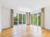 Hier beginnt Zuhause: Helle 3-Zimmer-Wohnung mit Balkon und Einbauküche - Wohnbereich mit Zugang zum Balkon (leerstehende Visualisierung)