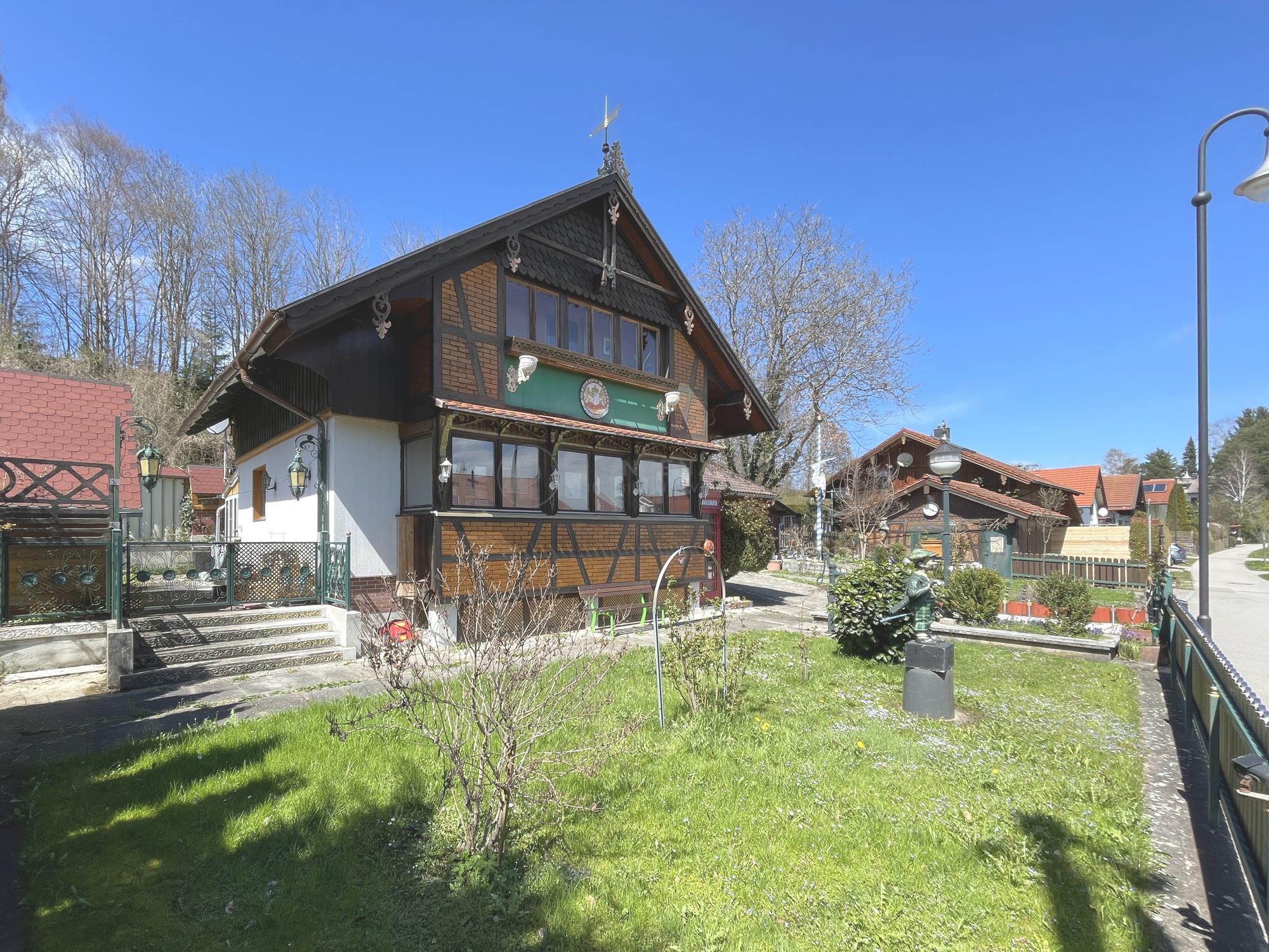 Einfamilienhaus mit besonderem Charme zur Sanierung auf großem Grundstück, 82069 Hohenschäftlarn, Einfamilienhaus
