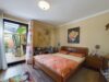 Individueller Atriumbungalow mit Ausbaupotential im Herzen von Trudering - Schlafzimmer mit Zugang zur Terrasse