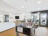 Möbliert vermietetes Apartment mit Zugang zu Fitnessstudio, Pool, Sauna & mehr - Cooking Lounge 2. OG mit Kickertisch