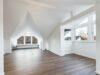 Stilvolle Dachgeschosswohnung mit flexibler Raumaufteilung und Balkon - Heller Wohnbereich mit Erker