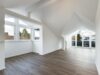 Stilvolle Dachgeschosswohnung mit flexibler Raumaufteilung und Balkon - Lichtdurchfluteter Wohnbereich mit Balkonzugang
