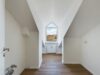 Stilvolle Dachgeschosswohnung mit flexibler Raumaufteilung und Balkon - Küche mit Waschmaschinenanschluss