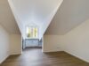 Stilvolle Dachgeschosswohnung mit flexibler Raumaufteilung und Balkon - Helles Schlafzimmer