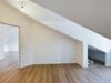 Stilvolle Dachgeschosswohnung mit flexibler Raumaufteilung und Balkon - Schlafzimmer mit TV-Anschluss