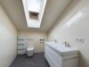 Stilvolle Dachgeschosswohnung mit flexibler Raumaufteilung und Balkon - Tageslichtbad mit Dusche