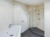 Stilvolle Dachgeschosswohnung mit flexibler Raumaufteilung und Balkon - Bad mit großer, offener Dusche