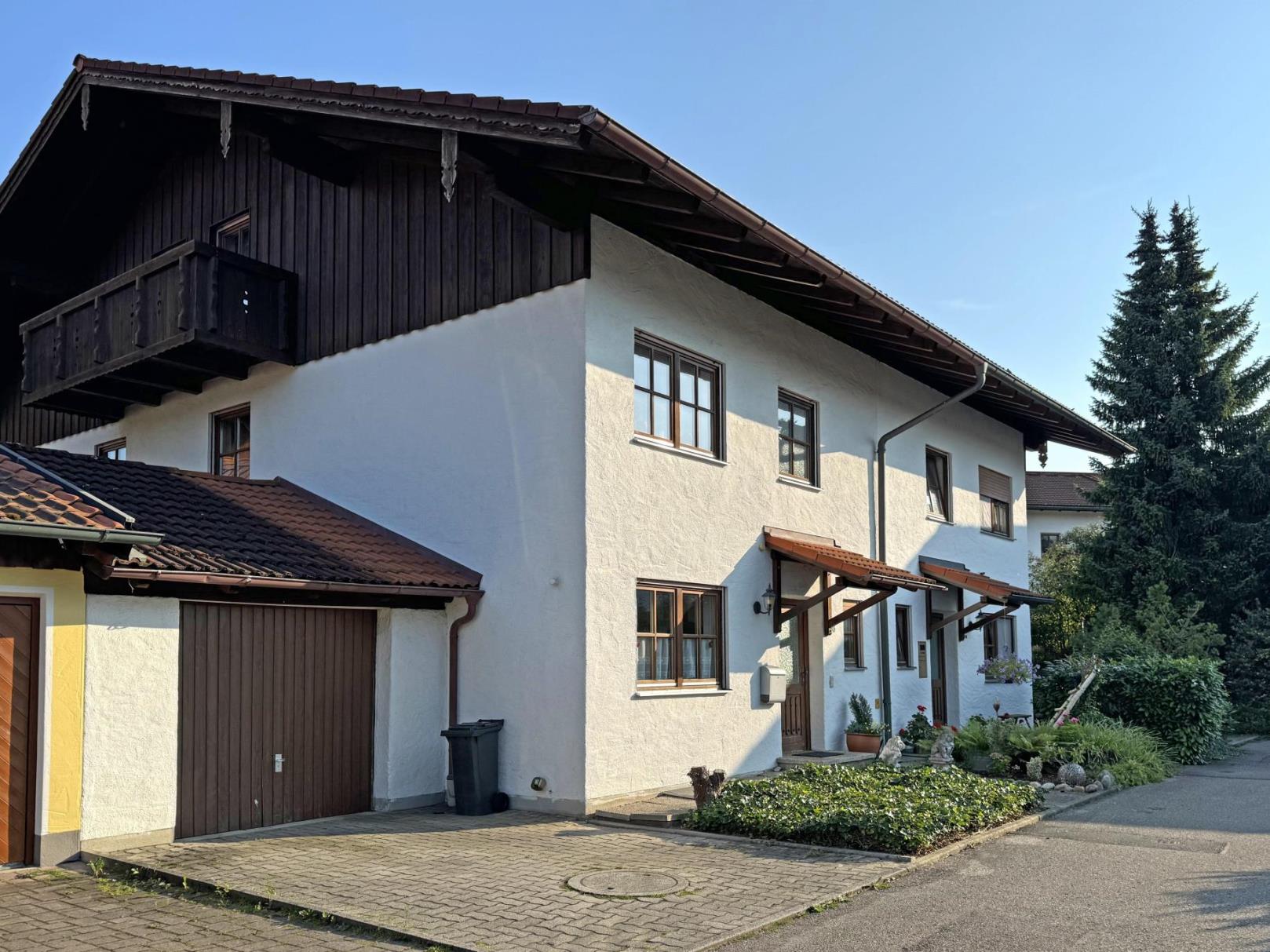 Charmante und familiengerechte Haushälfte im bayerischen Landhausstil, 83059 Kolbermoor, Doppelhaushälfte