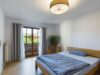 Charmante und familiengerechte Haushälfte im bayerischen Landhausstil - Schlafzimmer mit Balkon