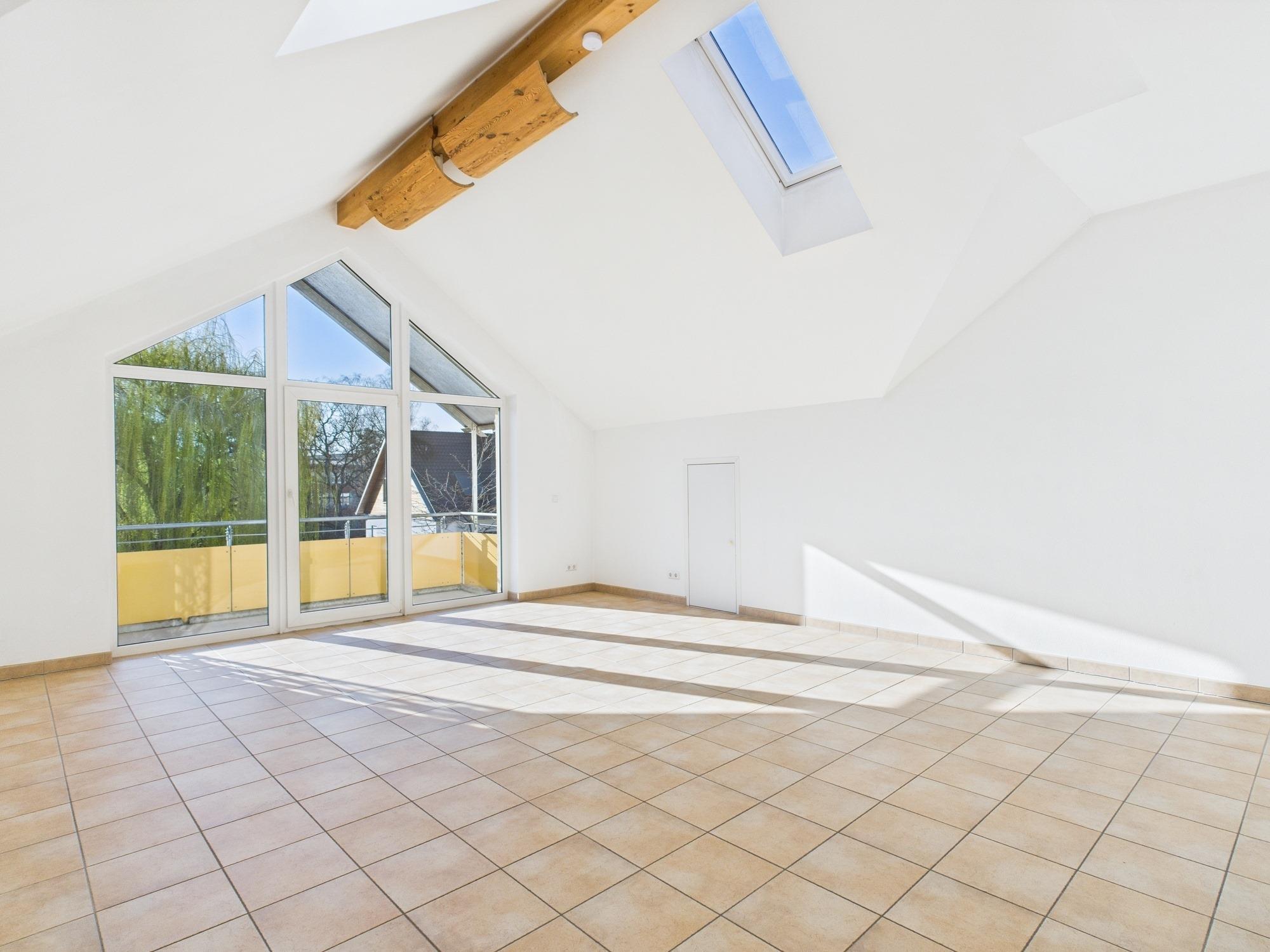 Moderne Dachgeschosswohnung mit Balkon und Blick ins Grüne, 85570 Markt Schwaben, Dachgeschosswohnung