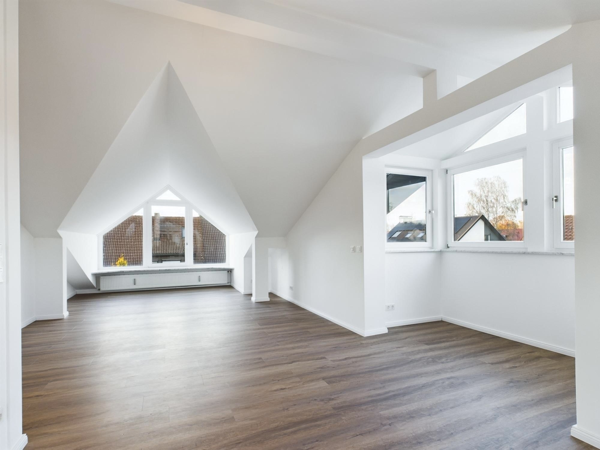 Stilvolle Dachgeschosswohnung mit flexibler Raumaufteilung und Balkon, 81827 München, Dachgeschosswohnung
