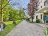 Grüne Rückzugsoase in der Stadt – 2-Zimmer-Wohnung mit großem Garten - Grünanlage vor dem Haus