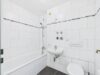 Grüne Rückzugsoase in der Stadt – 2-Zimmer-Wohnung mit großem Garten - Bad mit Wanne, Waschbecken und Toilette