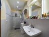 Raum für Ideen. Platz zum Leben. Willkommen in Ihrer Maisonette-Gartenwohnung mit Charakter! - Badezimmer EG mit Regendusche