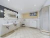 Raum für Ideen. Platz zum Leben. Willkommen in Ihrer Maisonette-Gartenwohnung mit Charakter! - Badezimmer mit Wanne und Dusche