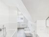 Eleganz unter hohen Decken – Altbauflair am Schlosskanal - Badezimmer mit Dusche und Wanne