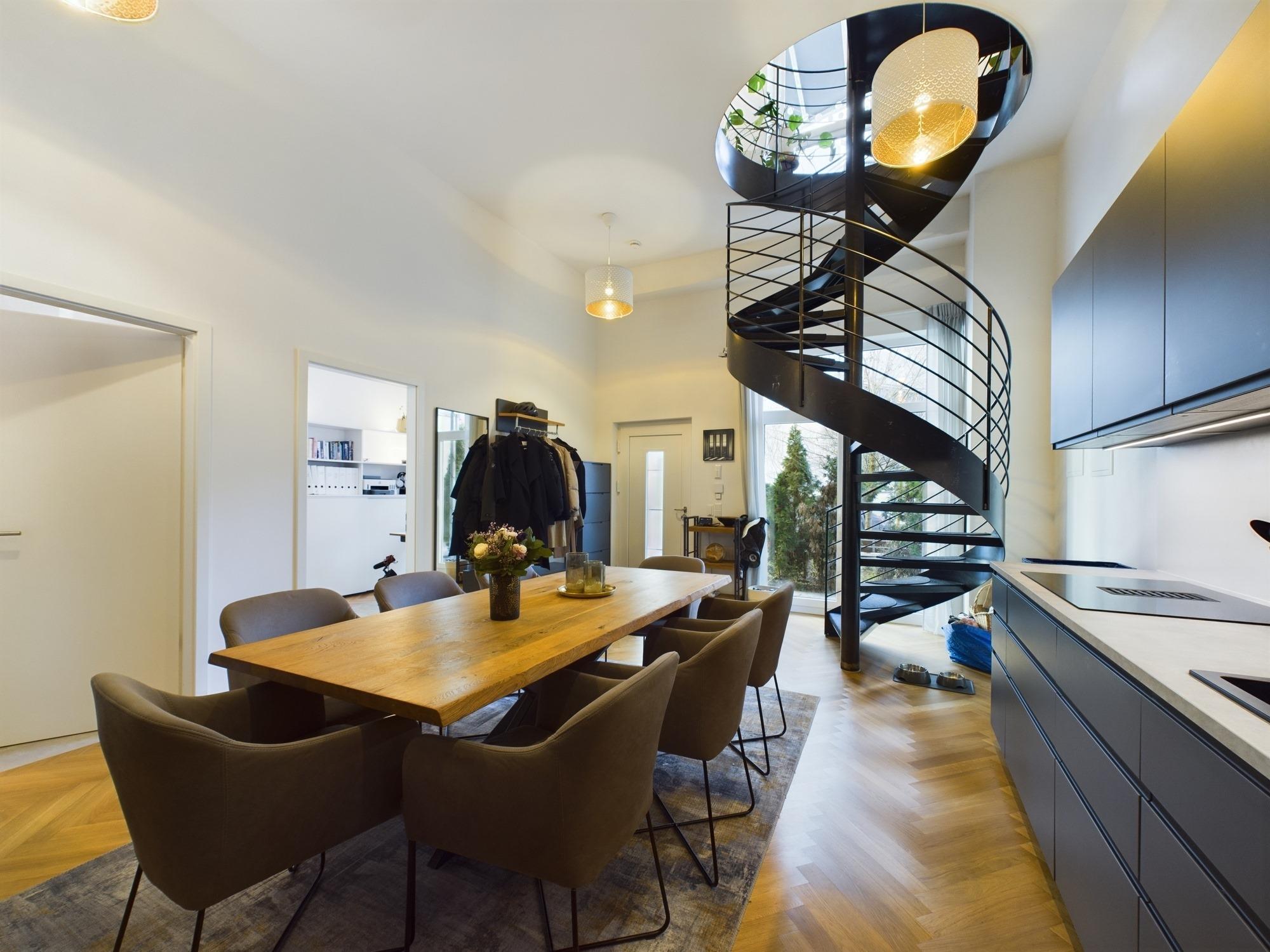Elegant und urban: Stilvolles Townhouse im historischen Innenhof, 80337 München, Maisonettewohnung