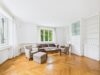 Altbaucharme trifft Gartenidylle: 5-Zimmer-Wohnung am Schlosskanal - Wohnzimmer