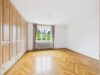 Altbaucharme trifft Gartenidylle: 5-Zimmer-Wohnung am Schlosskanal - Schlafzimmer mit Einbauschrank