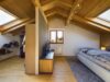 (VB) Rarität in Grafing – Großzügiges Zuhause mit Garten und Bachzugang - Schlafzimmer / offene Garderobe