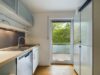 3-Zimmer-Wohnung am Waldrand – Ruhig, modern und sonnig - Küche mit Balkonzugang