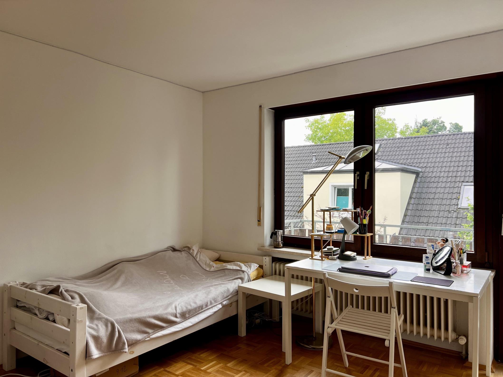 Charmantes, vollmöbliertes WG-Zimmer mit Südbalkon – ab 01.07.2025, 80995 München, Zimmer