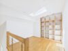 Elegante Galeriewohnung mit ruhigem Südbalkon in Waldtrudering - Offene Galerie mit Einbauregal