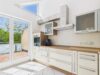 Elegante Galeriewohnung mit ruhigem Südbalkon in Waldtrudering - Küche mit Balkonzugang