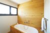 Modernes Holzhaus für umweltbewusstes Wohnen – Verkauf erfolgt ohne Grundstück - Badezimmer mit Wanne und Dusche