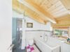 Wohnen mit Weitblick – alpine Eleganz über den Dächern von Bad Wiessee - Badezimmer Dusche & Wanne