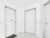 Stilvolles 1-Zimmer-Apartment im Herzen von Nymphenburg – mit Balkon, Gartenanteil & TG-Stellplatz - Hausgang Wohnungstür