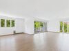 Licht, Raum und Stil – Ihre neue 3-Zimmer-Wohnung mit Blick ins Grüne - Wohnzimmer mit Küchenansicht