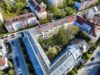 Effizient & förderfähig: Vermietete 1-Zimmer-Wohnung in Sendling-Westpark - Luftansicht Rückseite