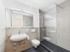 Erstbezug nach Sanierung - helle und sonnige zwei Zimmer Terrassenwohnung im Schloss Egmating - Badezimmer