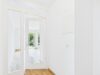 Erstbezug nach Sanierung - helle und sonnige zwei Zimmer Terrassenwohnung im Schloss Egmating - Zwischentüre Eingang / Wohnen