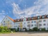 Erstbezug nach Sanierung - helle und sonnige zwei Zimmer Terrassenwohnung im Schloss Egmating - Vordergebäude seitlich